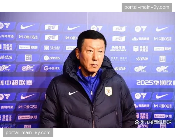 镜头:大雨中,山东泰山主帅崔康熙始终站立指挥 镜头:大雨中,山东泰山主帅崔康熙始终站立指挥